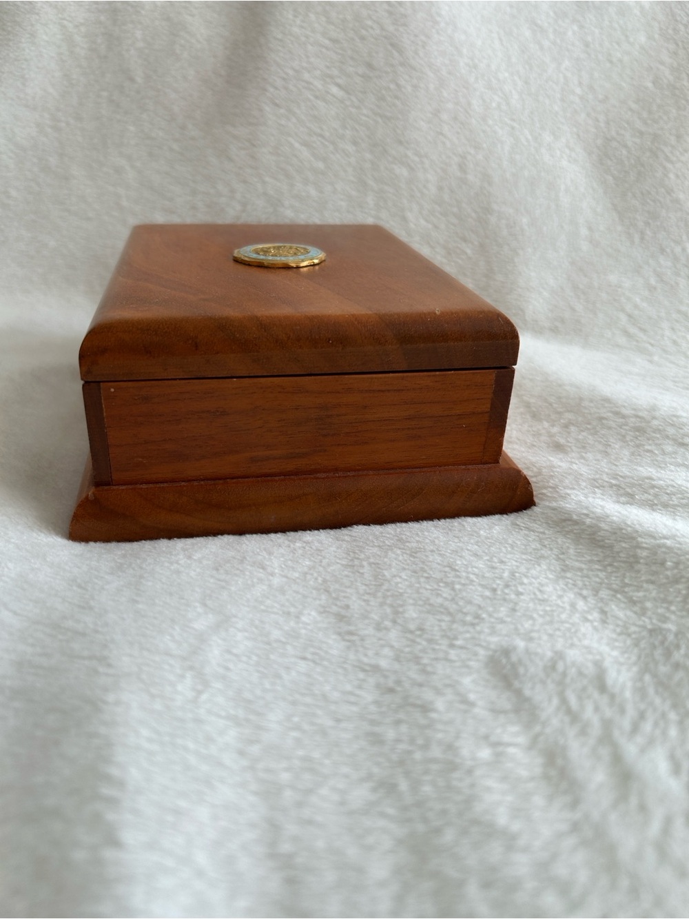 Wooden music box with University of Maine brass medallion - Picture 6 of 11